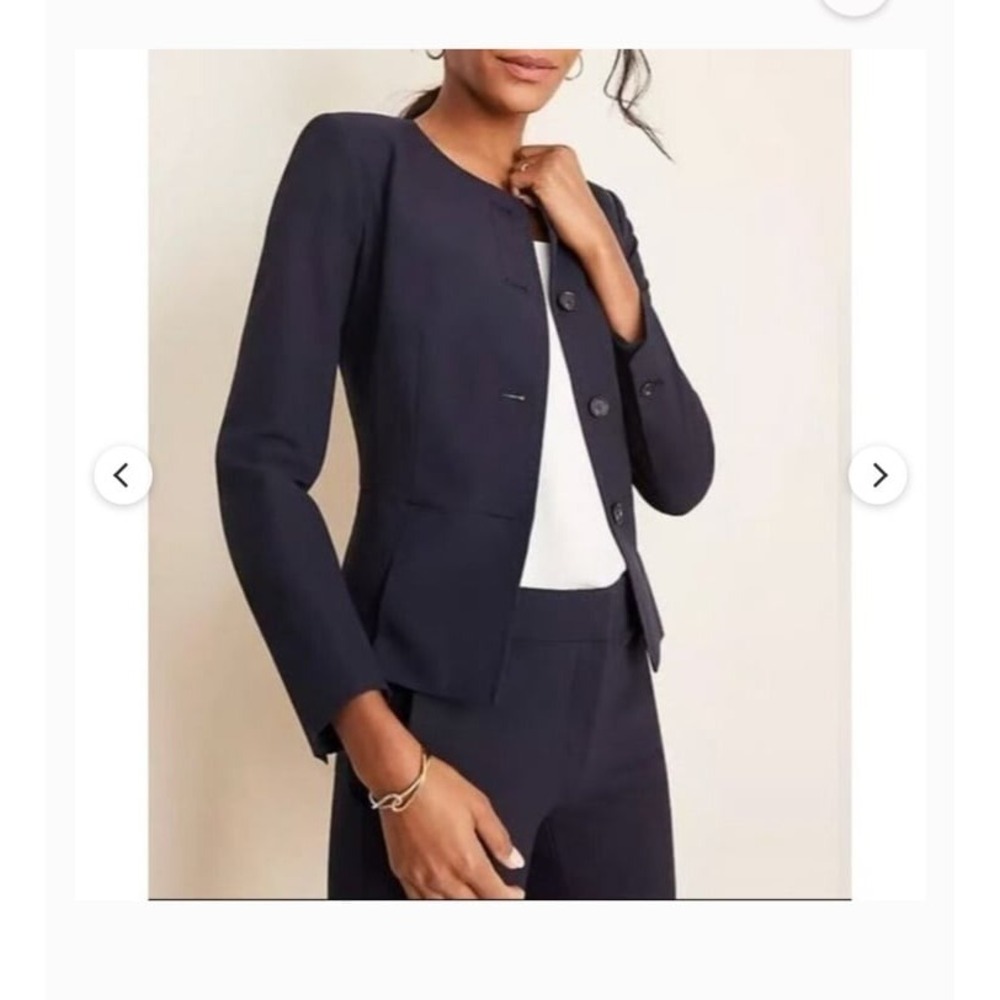 Ann Taylor black blazer with a crew neck and pleated hem size 6P